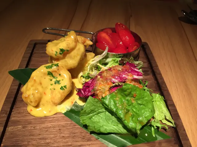 黃金蝦配秘制醬汁伴番茄沙律