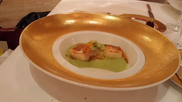 香煎帶子配羅馬西蘭花阪乾魚子件黑松露汁