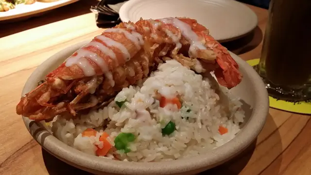 好大隻爽彈蝦係飯面,炒飯饀料有魷魚、紅蘿蔔、青豆等,味道唔錯。