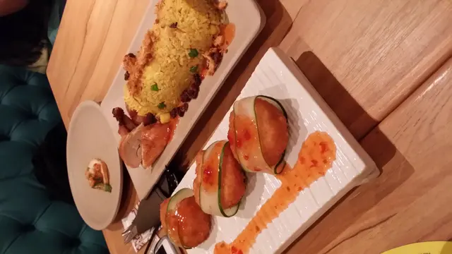 蝦餅熱辣爽脆。燒雞嫩滑，菠蘿炒飯加左提子乾、青豆、肉崧等好好食！