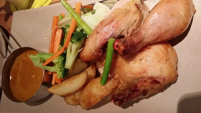 燒雞好幼嫩，醮上咖哩汁食，正呀！