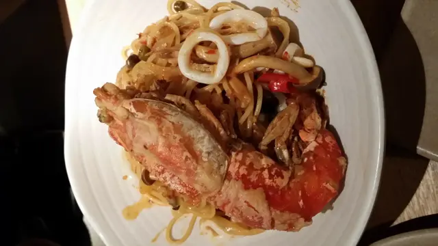 夠辣卻略欠冬陰公味。配料有爽彈大蝦、鮮魷魚圈、菇等，味道不俗！