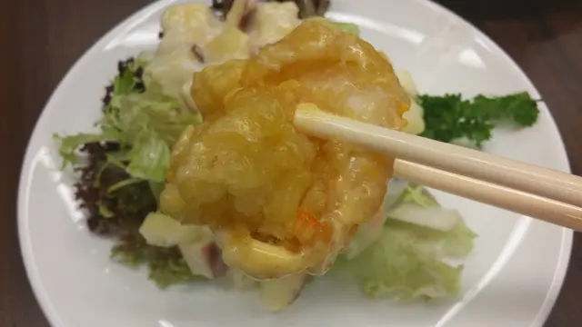 蝦球裹粟粉煮過，外層有點黏韌皮層感，而蝦肉爽而不乾柴