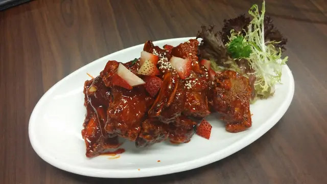 看到鋪在表面的果肉就知道是用到草莓作主題