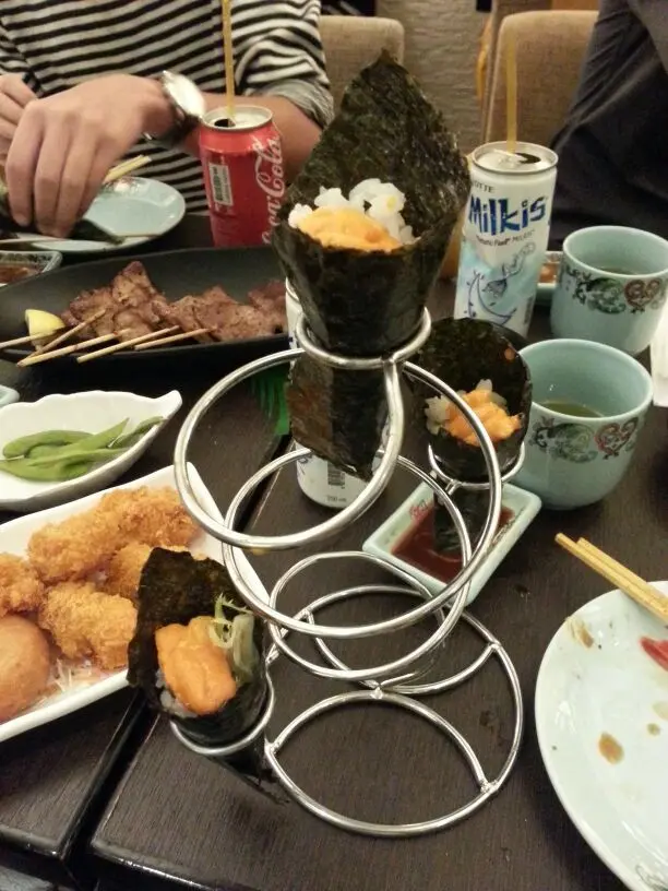 一口手卷,海膽頗多,甘甜