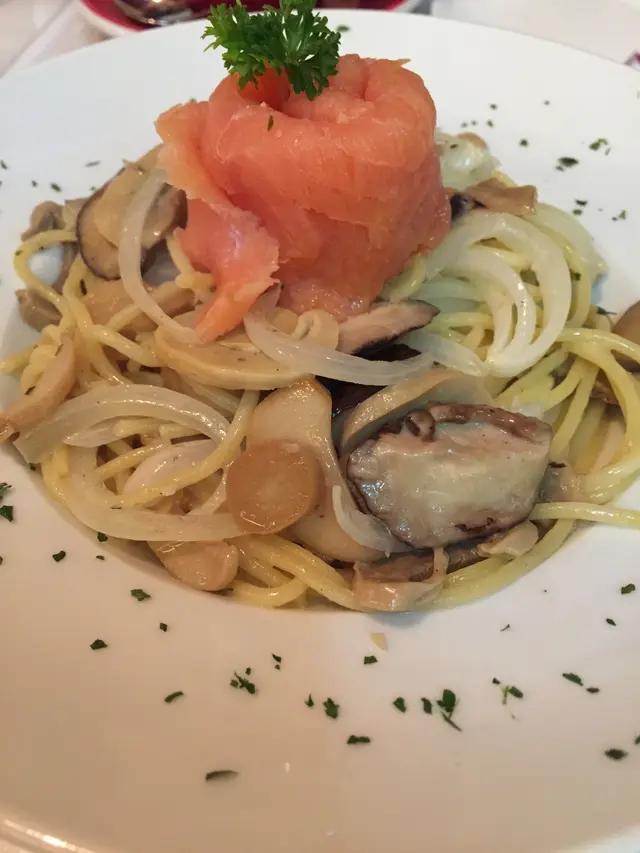 挪威煙三文魚黑松露野菌忌廉意大利粉