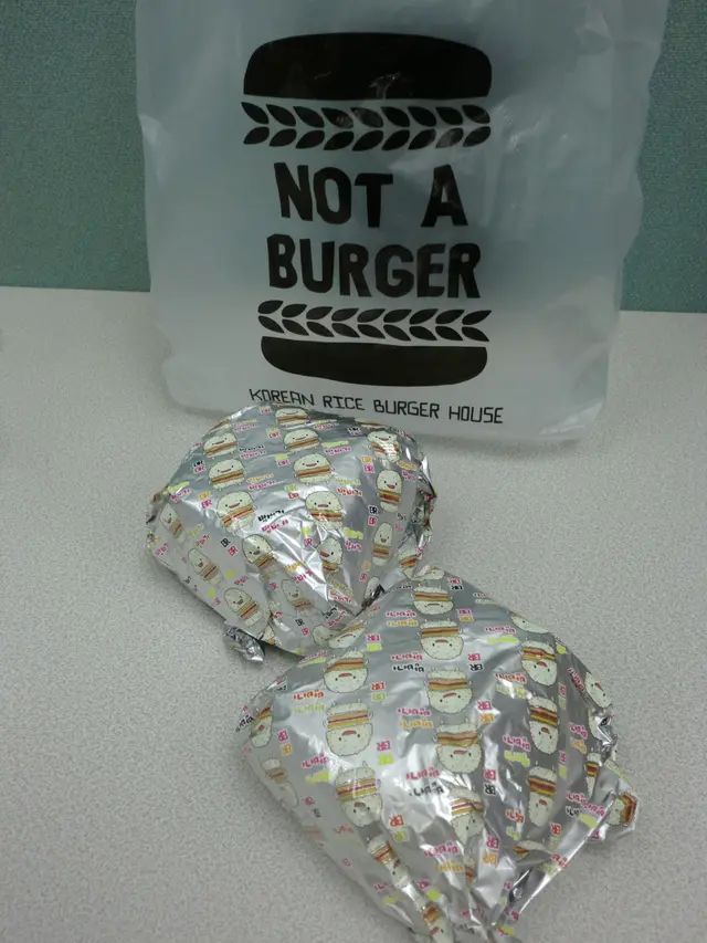 飯堡用上印有可愛的飯堡公仔錫紙包好