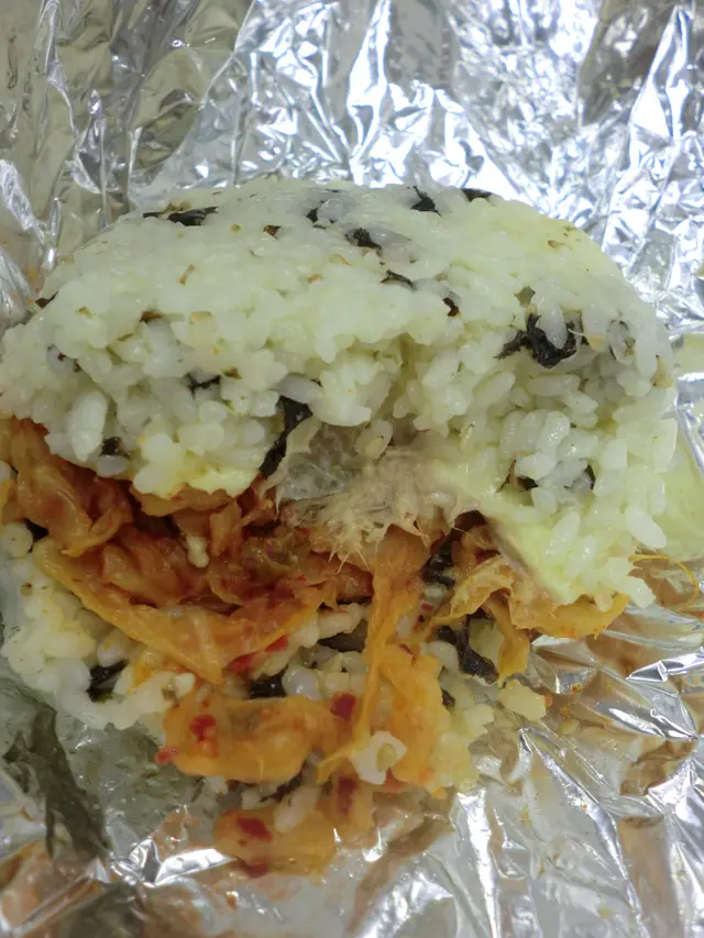 吞拿魚沙律有如雪糕球如此多的份量！