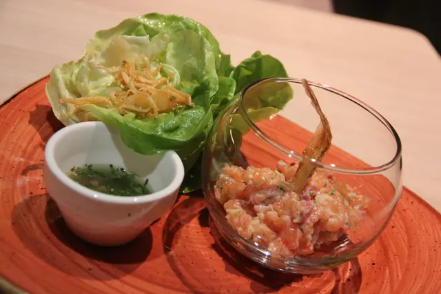 薑味三文魚他他配香脆白飯魚蘋果沙律伴香草檸檬醬