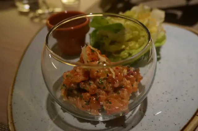 薑味三文魚他他配香脆白飯魚蘋果沙律伴香草檸檬醬