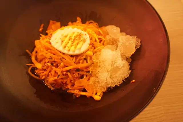 用碎冰冰着,吃到最後也是冰冰的食感。