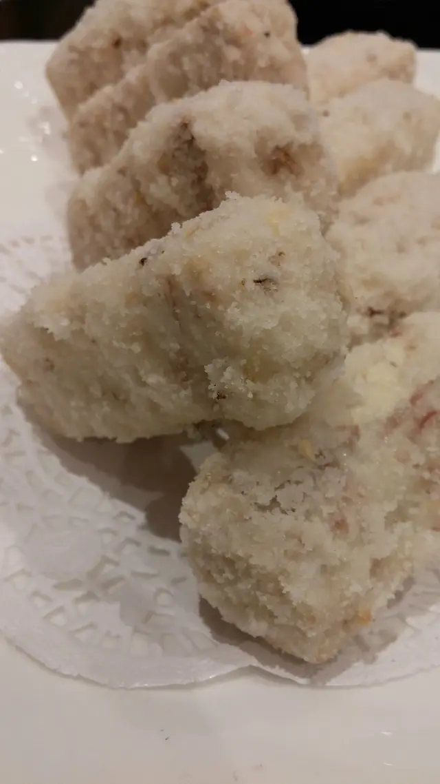 外面的糖層厚度其實不均，而且頗為硬身
