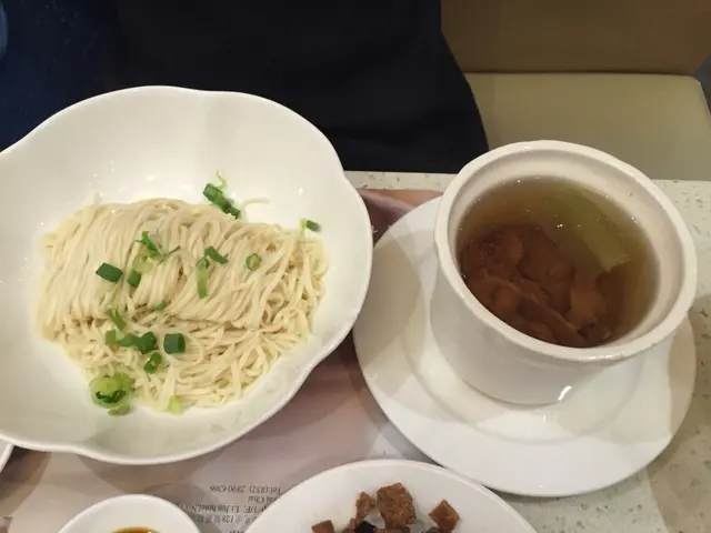 但湯味道太重,不是我喜歡的類型。 加上牛肉好老,最後變成清湯拉麵 (什麼配菜也沒有)