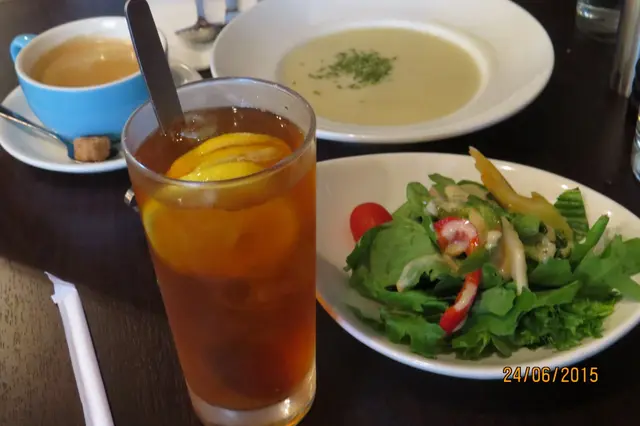 新鮮的生菜脆甜爽口 搭配醬汁微微的酸和淡淡香甜的滋味 微微辣的尾韻好開胃 推薦！