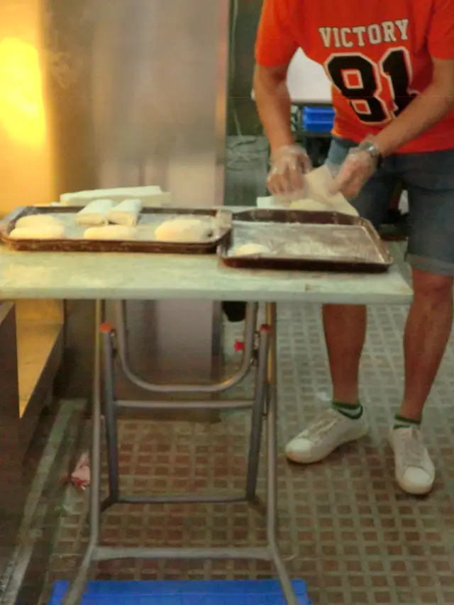 店員以抺手紙把每件糯米糍包好,確保衛生及不會黏在一起!