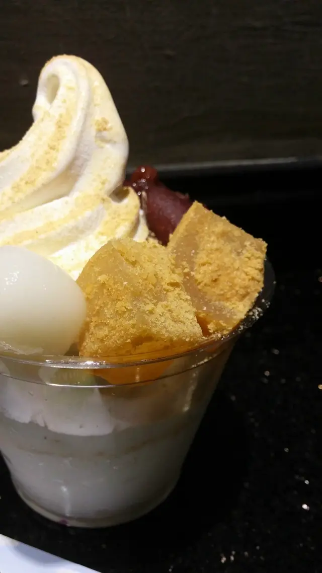 黃豆蕨餅仍是晶細嫩滑，煙韌軟糯得很，黃豆粉香氣愈加悠然