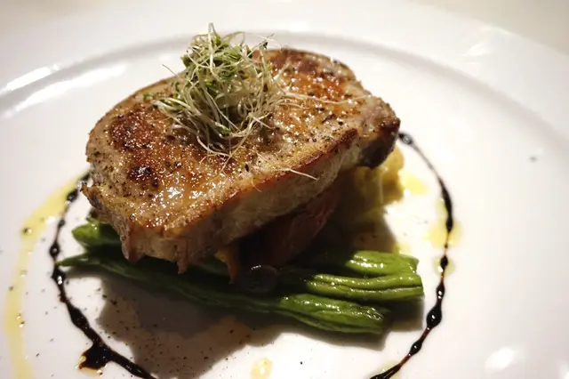 烤西班牙雪花黑毛豬配蘋果醋汁