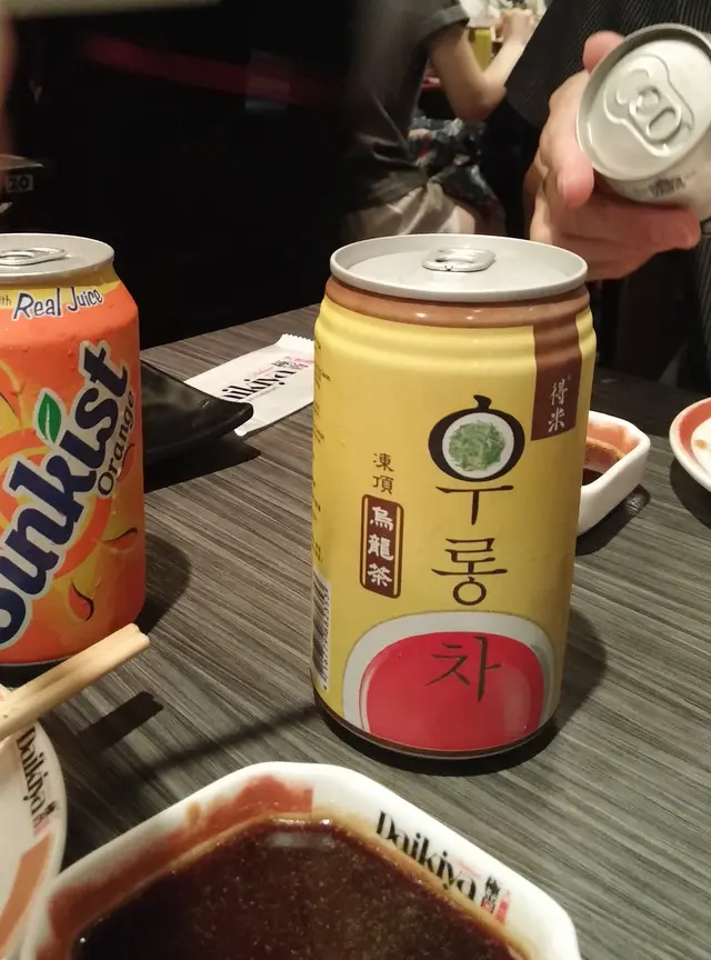 飲品方面除了汽水外, 也有樂天果汁、烏龍茶和啤酒供應