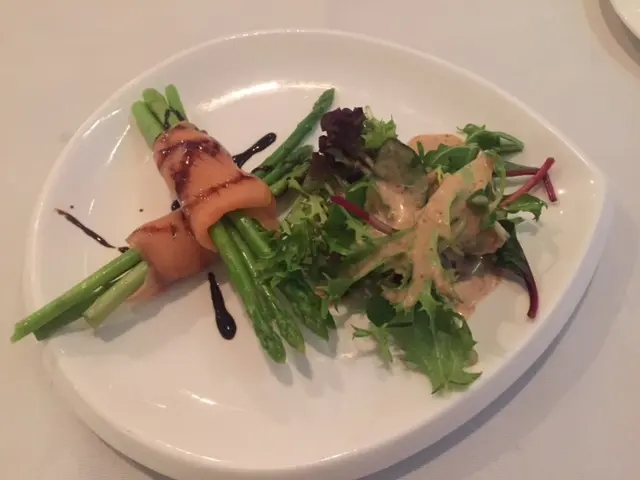 露荀和三文魚都不新鮮,最好吃就是那胡麻醬了!