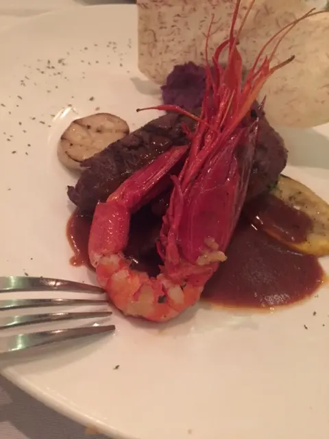 大蝦...那枝叉也比那隻蝦大....而且是梅的....那塊所謂牛柳...好像是假的一樣...不似是牛...不知道是什麼肉 @@'' 我也只是吃了一半...受不了...