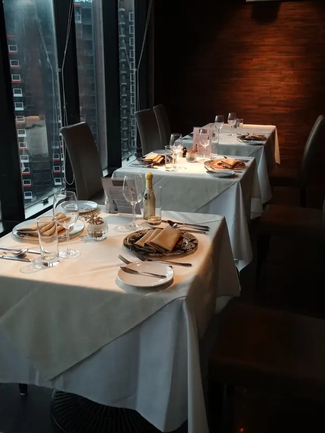 這裡比預期細,不足 10張桌子