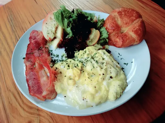 個蛋都幾滑，估佢唔到，但其他就油膩左d，牛角包如果係熱既就更加好