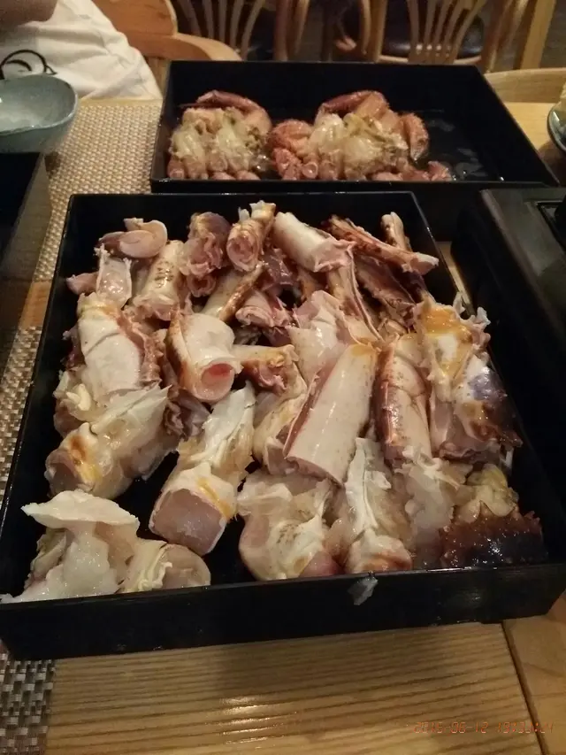 廚師細心預備既蟹件