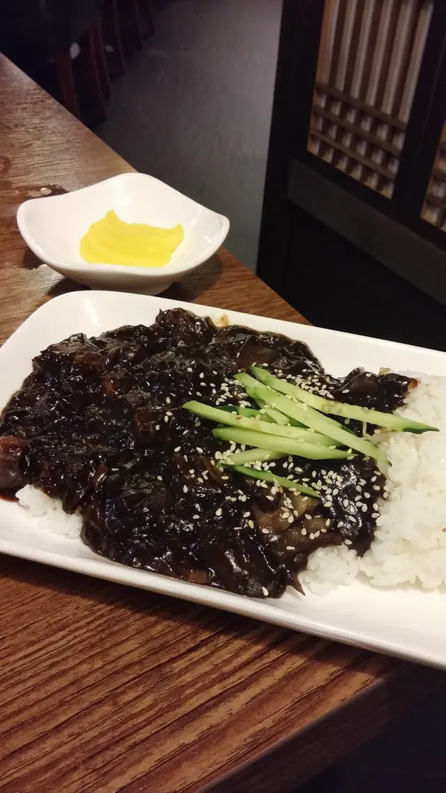 上來的就是一碟白飯加炸醬，不多花巧，賣相其實普通