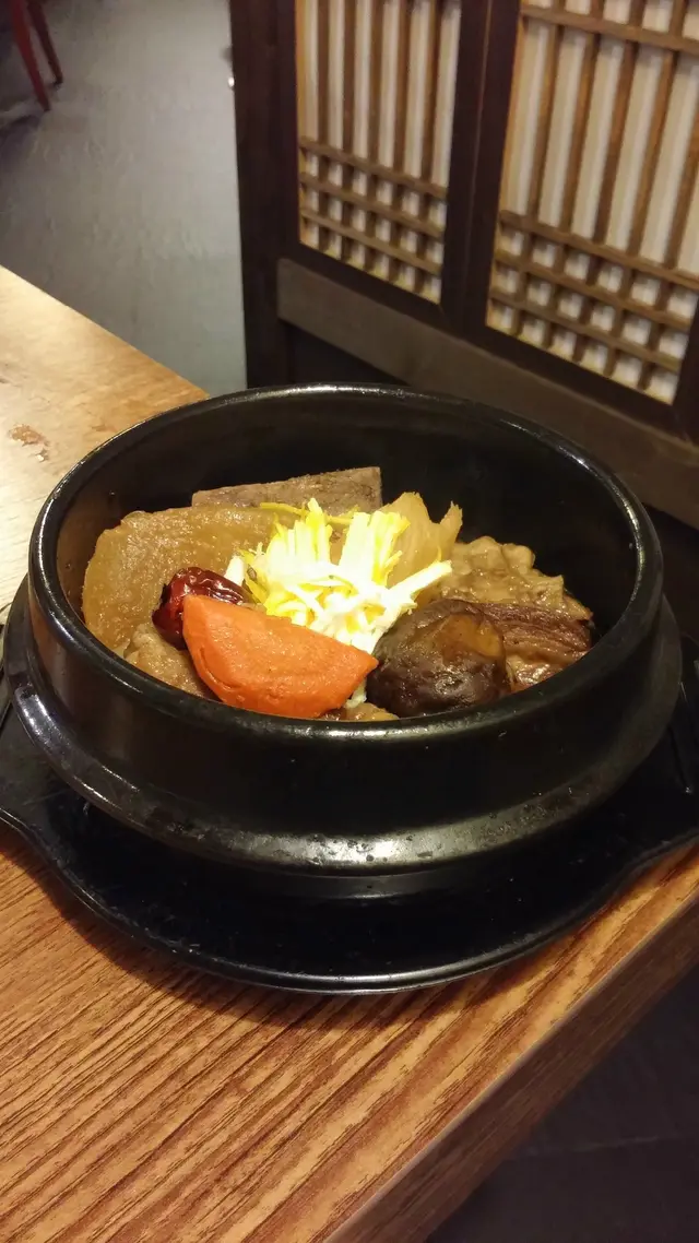 一鍋完全是滿滿的食材，不是只有一大鍋湯，要不斷撈才有料那種