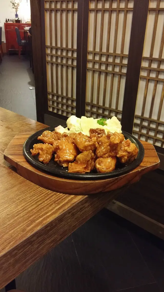 一場到來，當然要吃吃這裏頗為有名的炸雞啦