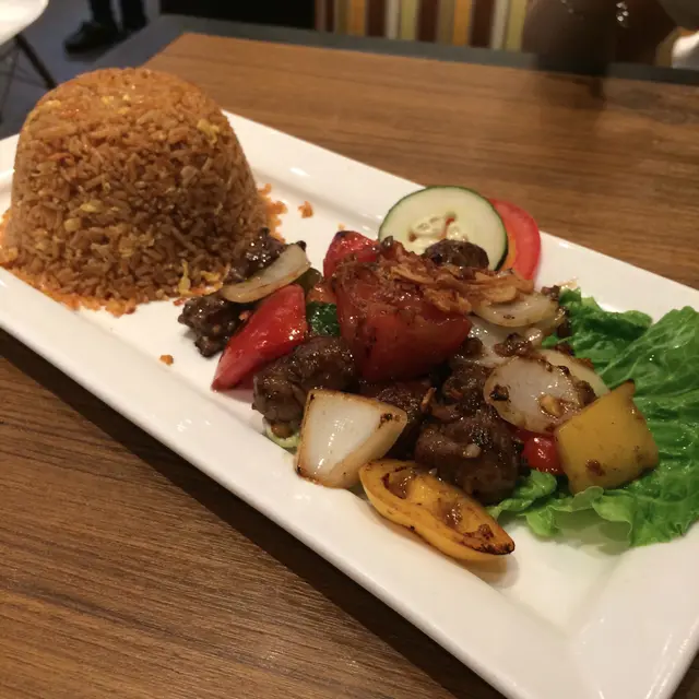 越式牛柳粒炒紅飯