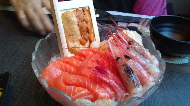 送了海瞻, 唔識食唔評價, 但其他刺身都新鮮!!