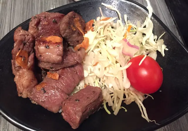 牛肉嫩滑，蒜片脆口，無得輸