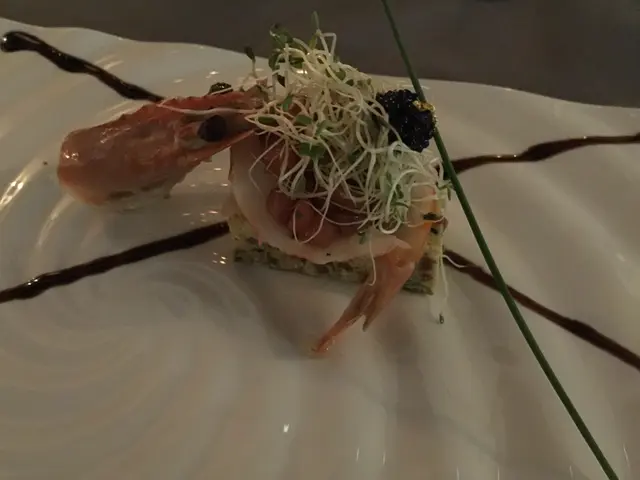 原隻澳洲藍尾海蝦,黑松露味魚籽配蕃茄他他及意大利雜菜蛋餅