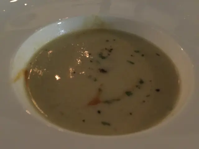 白露旬忌廉濃湯配香煎帶子薄片