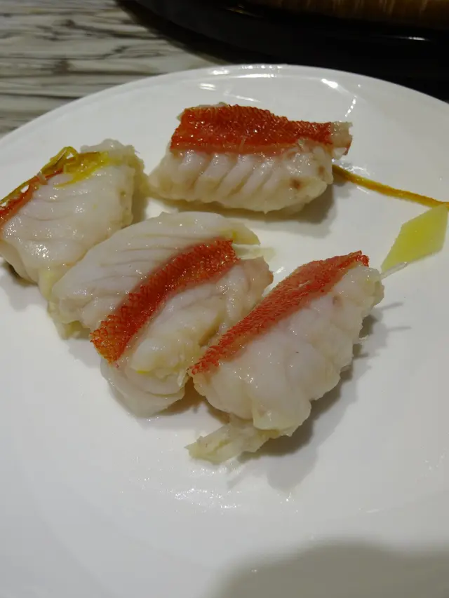 魚肉鮮味而彈牙，魚皮似橡皮富膠質！