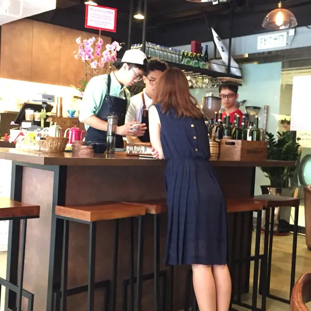 店員會介紹客人沖咖啡技巧