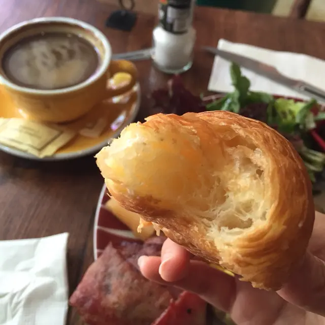 牛角包熱，酥，香