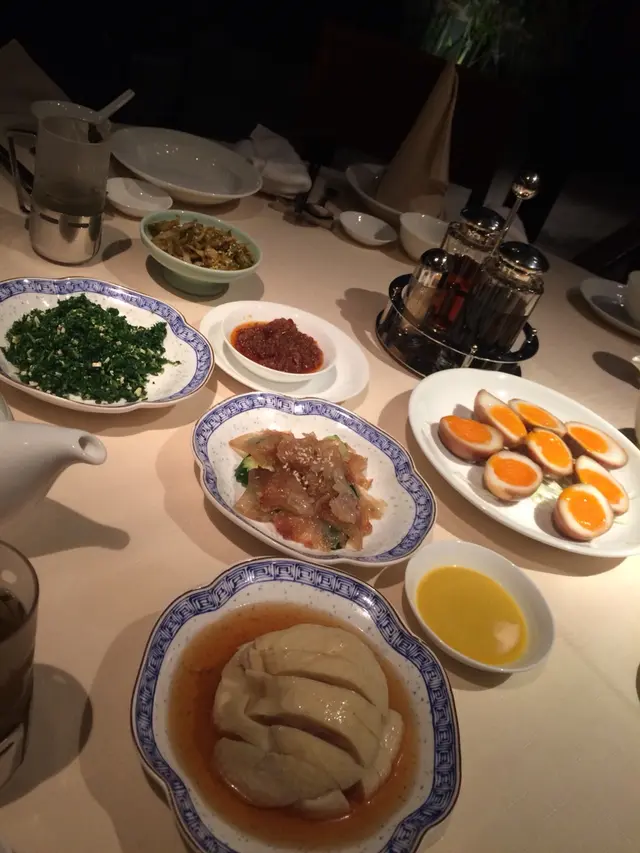 前菜的碟頭比較少。但燻蛋確實好好好味！