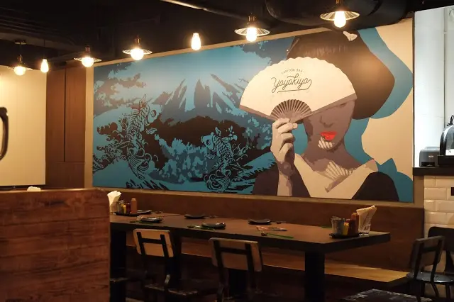 牆上有別緻的畫和裝飾品