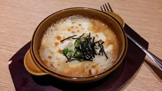 芝士面烤得金黃帶焦，鹹度不高但附點芝香，牽扯之間的煙韌感叫人興奮