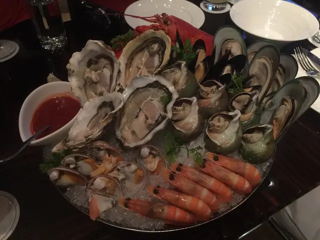 以海鮮種類計都有六種:蠔、龍蝦、螺、大蜆、青口及蝦