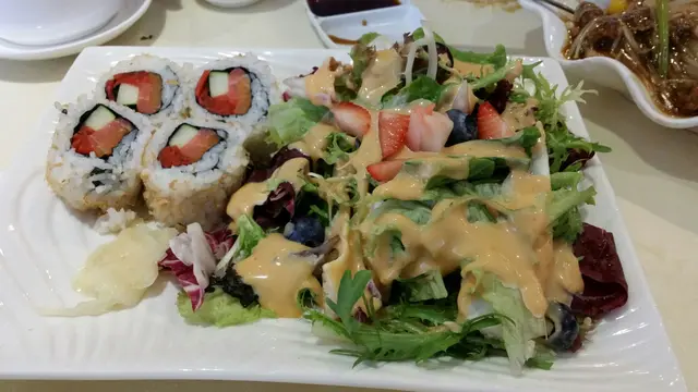 也是午市套餐，很適合夏季！想不到沙律菜配合了新鮮的士多啤梨和藍莓，以這個價錢和地段，真的很超值！而魚生卷買相不錯，魚生雖然是素的，但入口幾滑，很像三文魚的質感和味道，幾可亂真！