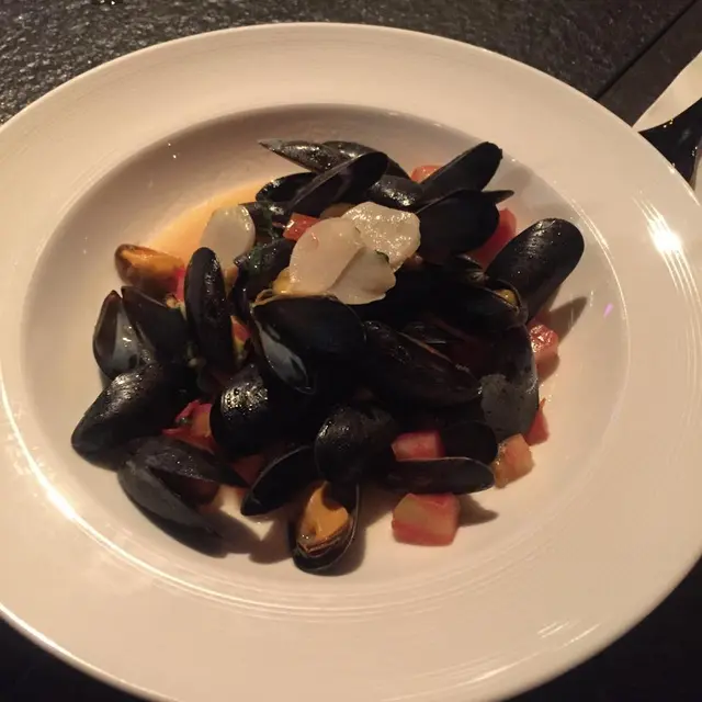 Steamed blue mussels with pepperoni & tomato