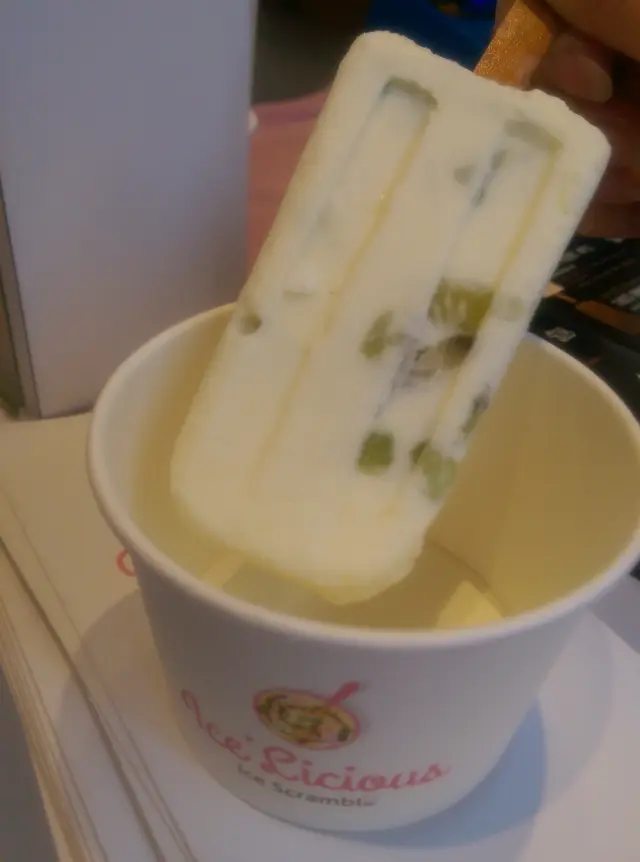 雪凍的奇異果變得硬身,其酸度令人容易接受!