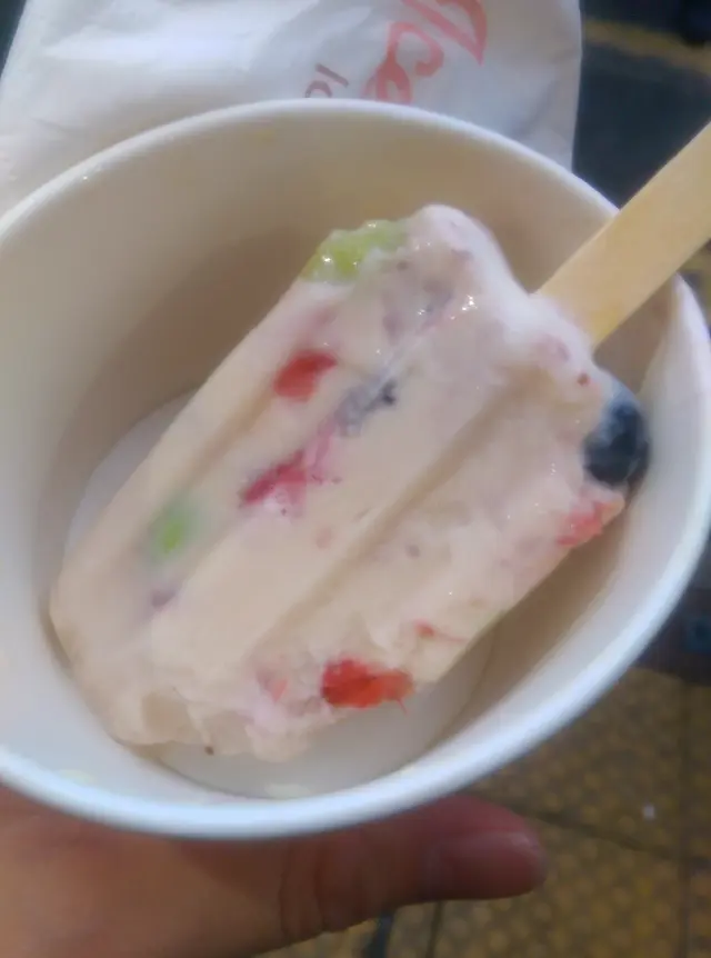 夾雜雜果,包括:士多啤梨、奇異果、藍莓、蘋果…等,果香迫人!