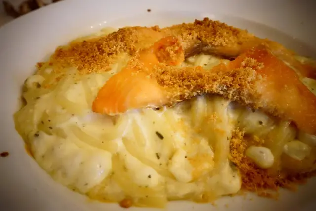 白汁煙三文魚焗意粉加芝士焗