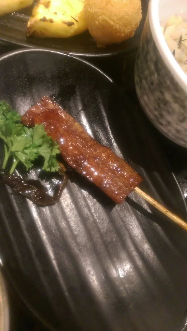 味道不錯，但竹籤很髒，一拿起，整手都是沾醬