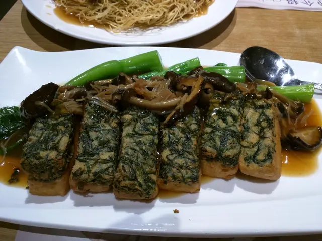 瑤柱松菇扒翡翠豆腐