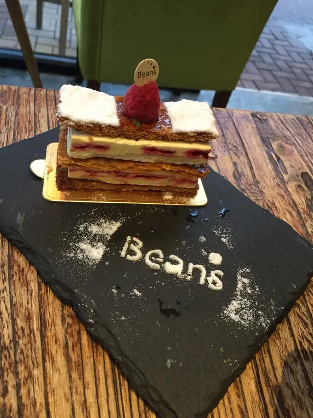 有檸檬香的cheese cake ,加上士多啤梨醬，配有脆身的餅，食落很香口，伴碟是一種藝術，尤喜歡他們的石碟 